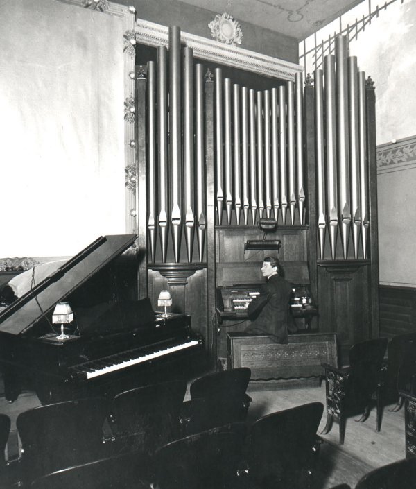 Oliver Wallace behind the organ at Seattle's Dream Theatre. (Courtesy Puget Sound Theatre Organ Society)
