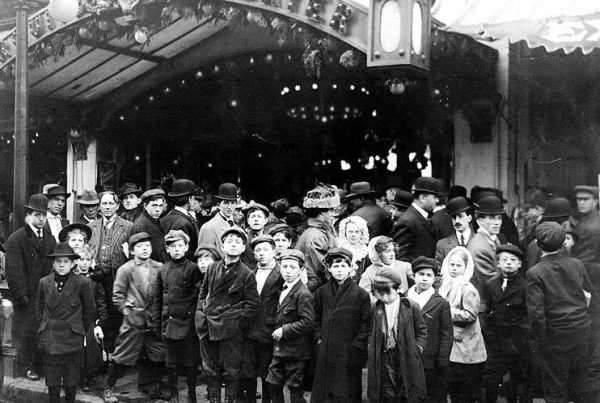 Crowds at Seattle's Circuit Theatre, ca. 1916. (Photo by Pierson and Co., Courtesy University of Washington, Special Collections, Negative No. UW1631)
