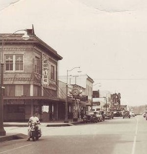 The Empire Theatre in Anacortes, left, ca. 1950s. (Courtesy Cinema Treasures website)