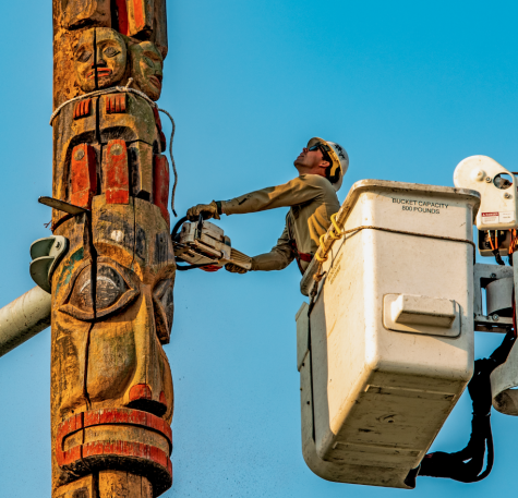 Workers begin to chainsaw the Tacoma totem pole into smaller pieces, August 3, 2021. (Photo by Clay Eals)