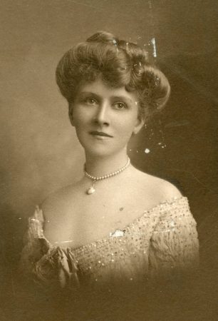 Actress Isadore Rush, "the 20th Century Woman," ca. 1903. (Photo by Marceau Studios, courtesy University of Washington Special Collections, Order No. JWS13000)