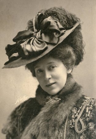 Stage actress Annie Russell, ca. 1909. (Photo by Hall's Studio, courtesy University of Washington Special Collections, Order No. JWS13474)