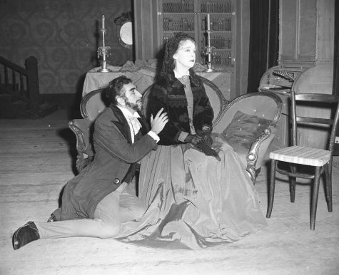 Gish in "Mrs. Carlyle," at Seattle's Showboat Theatre, October 23, 1948. (Photo by James O. Sneddon, courtesy University of Washington Special Collections, Order No. UWC9949)
